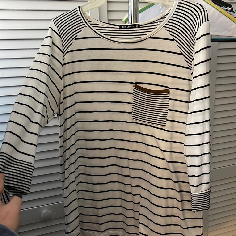 White 3/4 sleeve top with black stripes. Pocket on front with brown top.